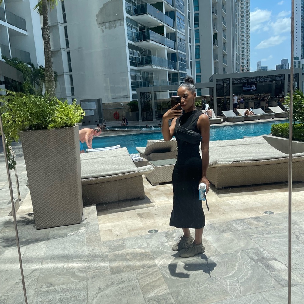 Black Sleeveless Midi Dress with Slim Silhouette